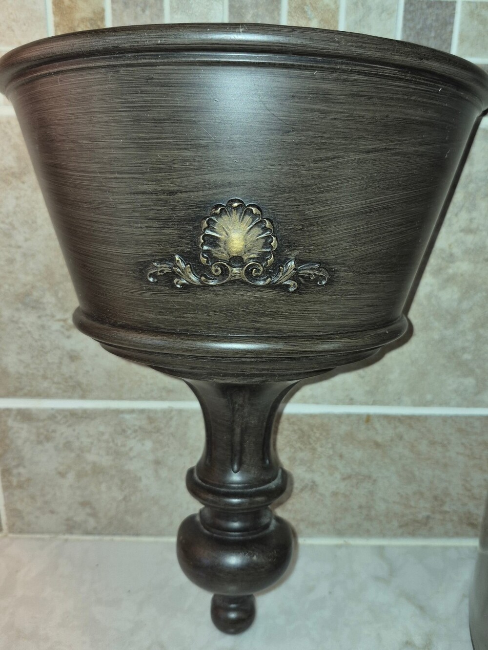 Vintage 1963 Homco wall planter featuring a decorative shell design